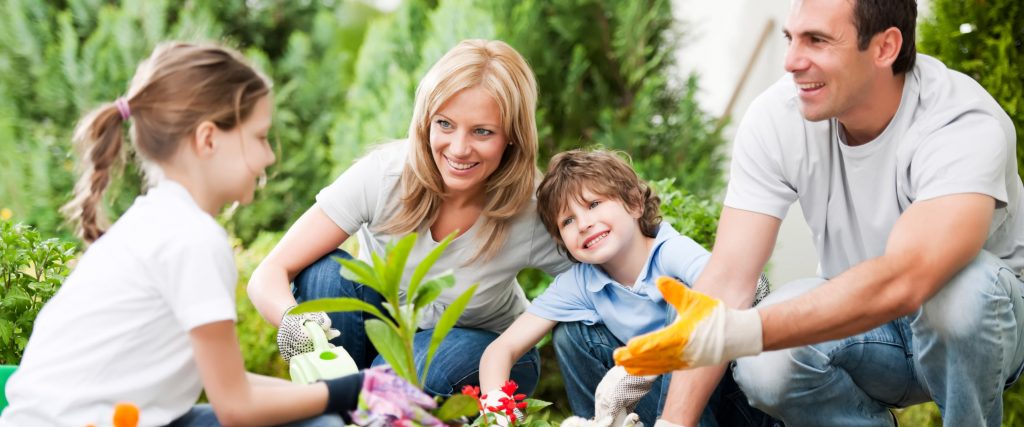 freegreatpicture-com-32426-portrait-of-a-family-gardening